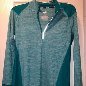 Great fitted workout top. Great for running.